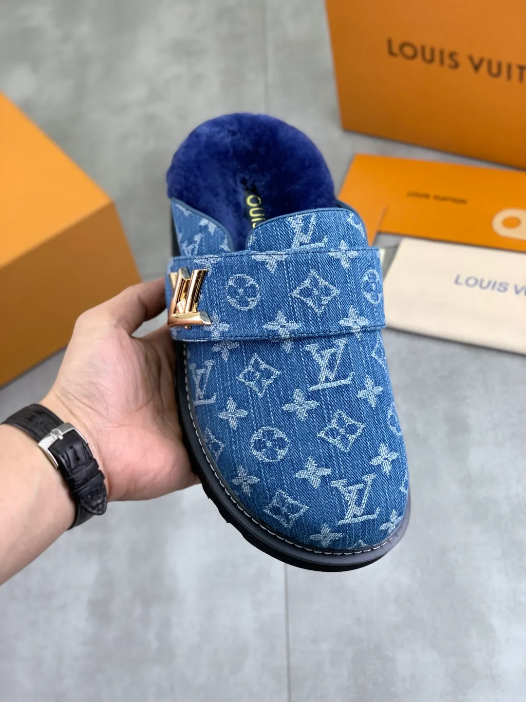 Men's Men's Shoes P480 New Couple Style LV Louis Vuitton L Family Donkey Brand Latest Easy Series Birkenstock Baotou Thick Sole Wool Slippers Sandals Original purchase, development and production This LV Easy sandal is made of suede cow leather, with Monogram pattern to highlight the trendy style. Adjustable straps with illuminated LV letters, flexible insoles and micro outsoles provide a light and comfortable experience. Exquisite packaging at the delivery counter 🛍📦 ▪️Fabric: Original custom imported first-layer cowhide ▪️Inner lining: Original customized warm wool lining ▪️Outsole: Original open-molded rubber foam material ▪️Sole thickness: 4CM ▪️Size: Men and women 35-45